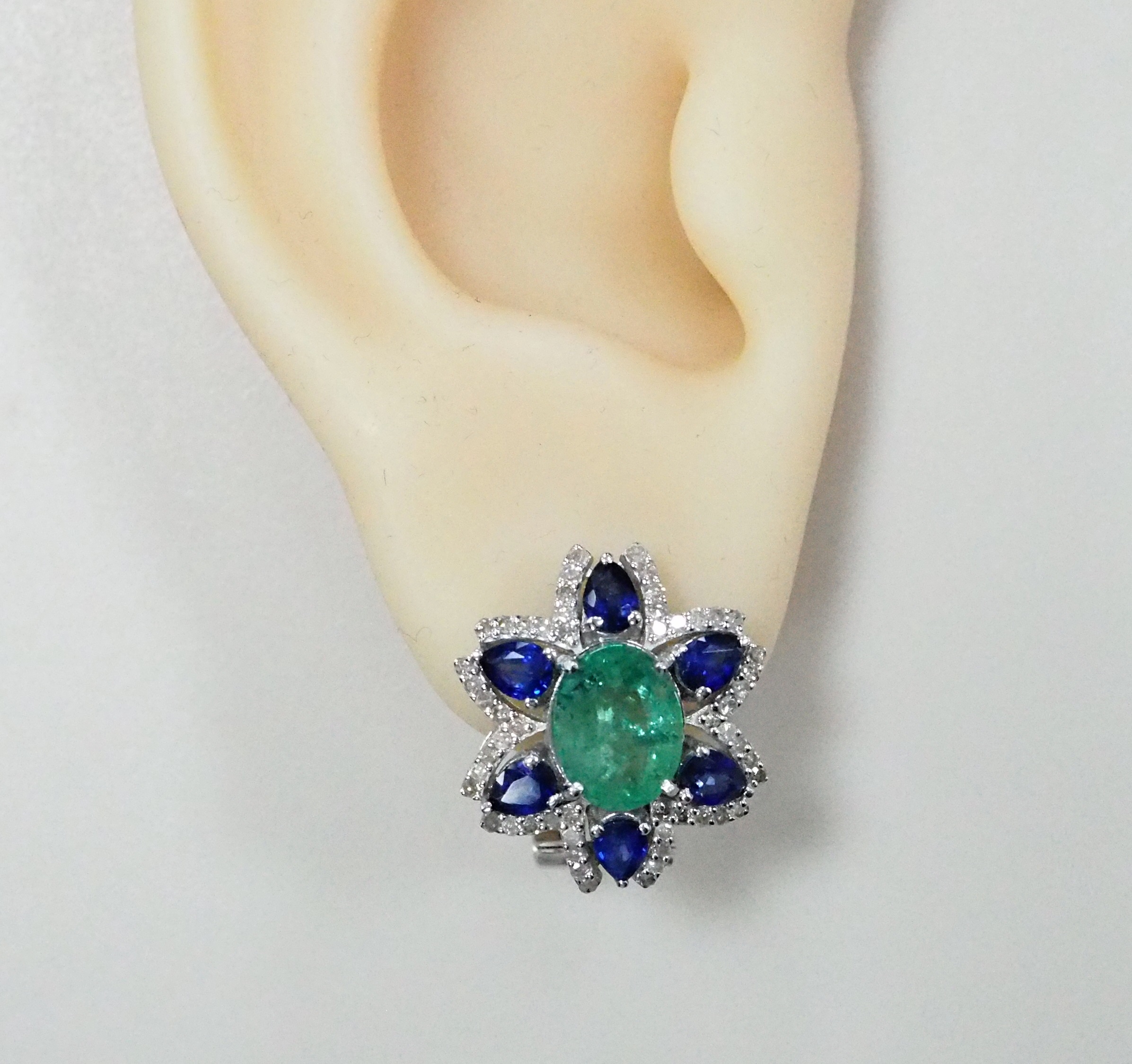 Серебряные серьги 925 пробы; вставки 12 Сапфир (Н) 2,36ct 2/2; 2 Изумруд (F) 3,42ct 3/Г3; 108 Бр.Кр-17 0,6ct 2/4;